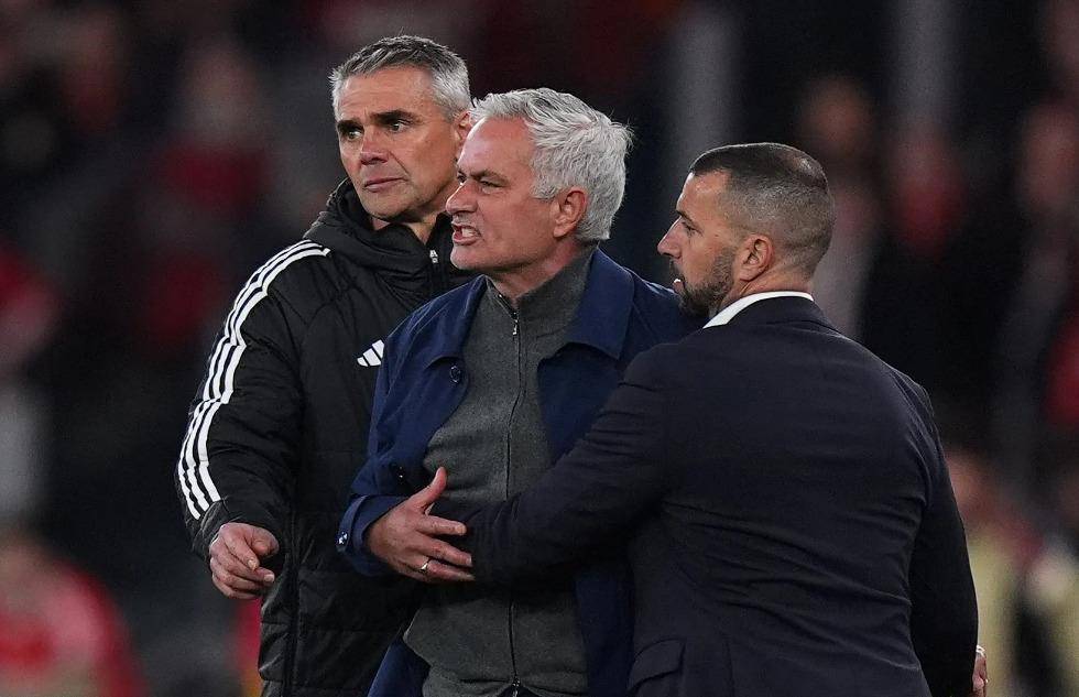 穆帅又上头条了！但这次不是因为绝杀，而是因为一场赛后言论，让他从“狂人”变成了“众矢之的”